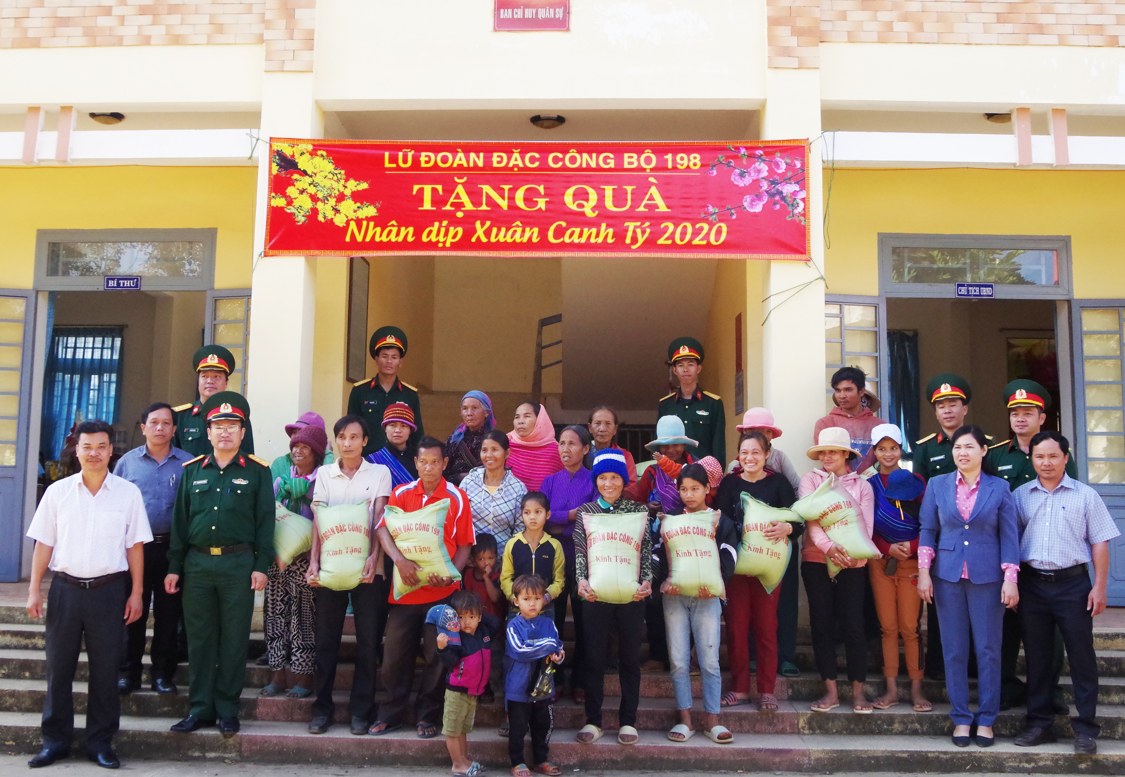 Lữ đoàn Đặc công 198 (Binh chủng Đặc công) tặng hơn 2 tấn gạo cho hộ nghèo vùng khó khăn